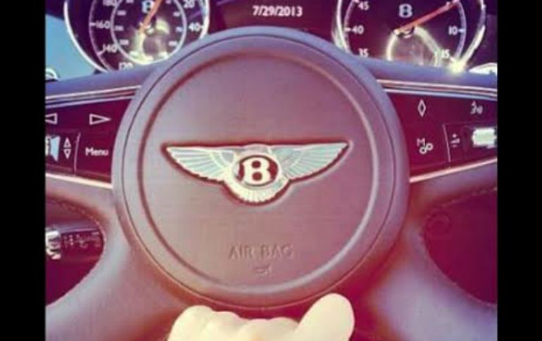 En una de las imágenes se aprecia el volante de la Bentley. ESPECIAL /