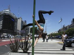 Una mujer muestra la fuerza de sus brazos en una calle de Argentina. EFE /