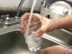 La UNESCO sugiere un uso personal tope de 100 litros de agua al día. ARCHIVO /
