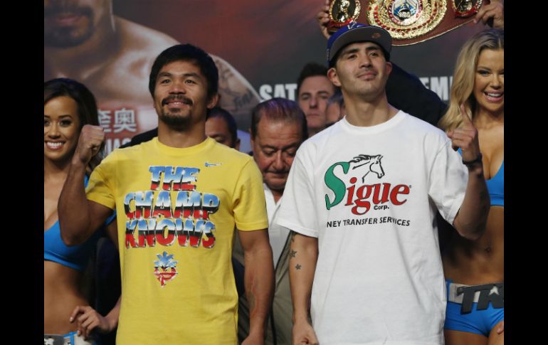 Pacquiao y Ríos posan para las fotos en el evento de su pesaje. AP /