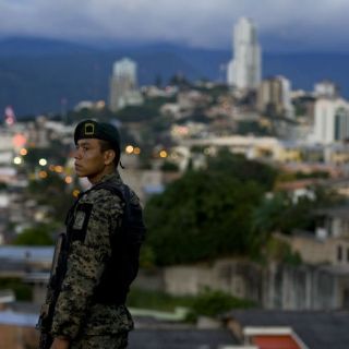 Juan Orlando Hernández y Xiomara Castro van parejos
