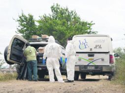 Nuevos hallazgos. Peritos del Instituto Jalisciense de Ciencias Forenses laboran en el lugar desde el 9 de noviembre.  /