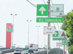 Leyendas que promocionan productos y servicios en uno de los accesos carreteros de la ciudad.  /