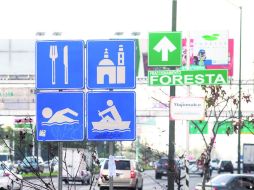 Algunas señales irregulares que dan ''instrucciones'' para llegar a ciertos negocios pueden saturar y confundir a los automovilistas.  /