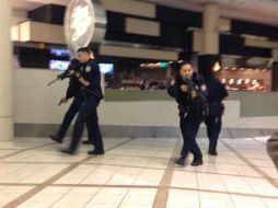 Reportan usuarios de redes disturbios en la terminal aérea de Los Ángeles. Foto: @ChrisHeric. ESPECIAL /