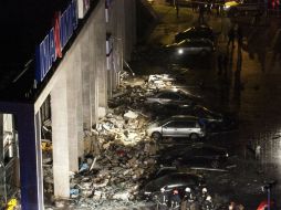 Rescatistas trabajan afuera del supermercado ''Maxima'' después de que el techo de las instalaciones se desplomara. EFE /