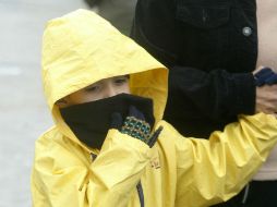 El abrigo adecuado para adultos mayores y niños es una clave para lal prevención de enfermedades respiratorias. ARCHIVO /