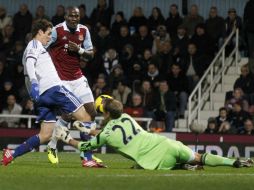 El portero del West Ham Jussi Jaaskelainen (d) comete falta sobre Oscar de Chelsea, (i) lo que resulta en un penalti a Chelsea. AP /