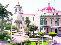 Ayuntamiento. En la plaza central de Alvarado se disfruta de la brisa del mar.  /