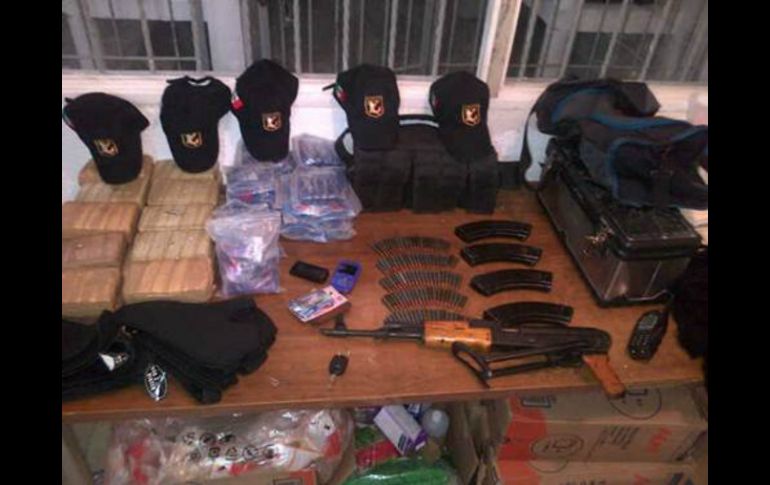 Al detenido se le incautaron armas, cartuchos, mariguana, envoltorios de droga, celulares y cachuchas del grupo delictivo. ESPECIAL /