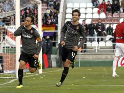 El delantero del Espanyol Sergio García (i) y Víctor Álvarez celebran el gol marcado ante el Rayo Vallecano. EFE /