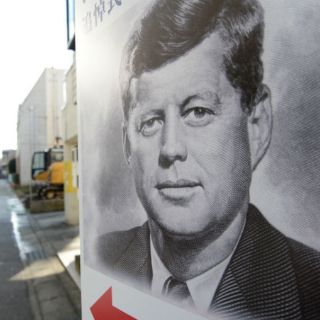 Venden mecedora de Kennedy y dos banderas por 500 mil dólares