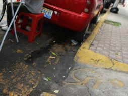 La invasión de banquetas se da en casi todas la zonas comerciales de la ciudad. ARCHIVO /