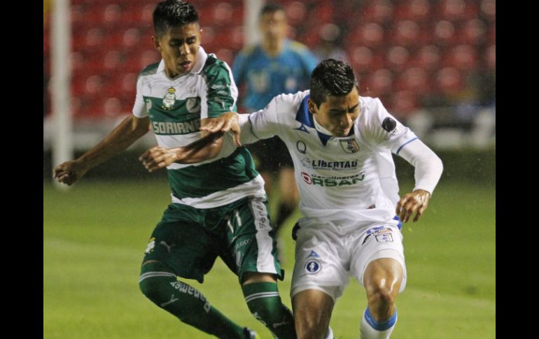 Nestor Calderón del equipo de Santos durante el partido. EFE /