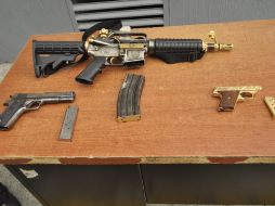 Una pistola calibre .45, una calibre .25 y un fusil de asalto AR-15 fueron asegurados por oficiales de la Policía de Guadalajara. ESPECIAL /