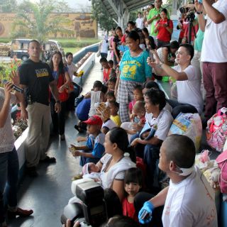 Alicia Keys visita refugiados por tifón en Filipinas