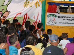 Mediante obras de teatro y charlas se les brinda información a los pequeños sobre las consecuencias del uso de drogas o alcohol. ESPECIAL /