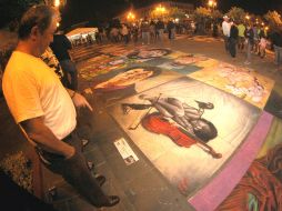 El primer lugar de Artistas a la calle, Emmanuel Cuevas Martínez junto con su obra, se llevó 20 mil pesos.  /