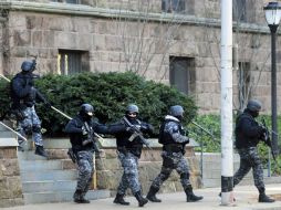 La policía de Connecticut sale de la Universidad de Yale tras el operativo de respuesta. AP /