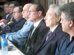 Ruiz Orozco (al centro) dio una conferencia acompañado de algunos socios para confirmar la venta del Atlas a TV Azteca.  /