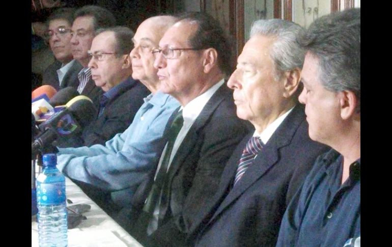 Ruiz Orozco (al centro) dio una conferencia acompañado de algunos socios para confirmar la venta del Atlas a TV Azteca.  /