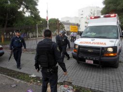 Una ambulancia sale del INR luego de que cinco personas hubieran muerto tras el tiroteo. SUN /