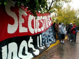 Aficionados rojinegros protestan afuera de la asamblea del Atlas. ARCHIVO /