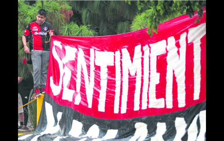 Aficionados rojinegros se dieron cita a las afueras del club para expresar sus dudas y hasta oposición a la venta del equipo.  /