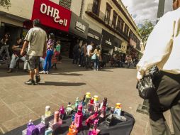 Algunos comerciantes informales dicen ser acosados por policías municipales que no los dejan vender en el primer cuadro de Guadalajara.  /