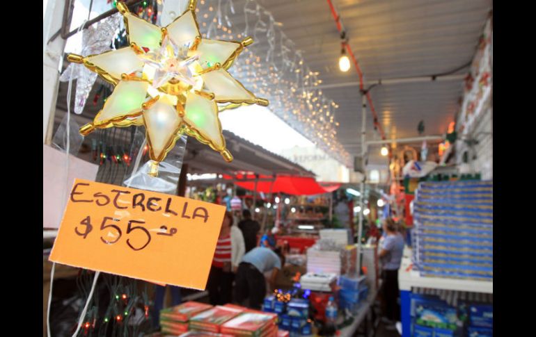 El 70% de los incendios en hogares en época navideña se registran por adquirir las lucen navideñas sin la calidad requerida, alertan. ARCHIVO /