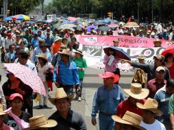 Los maestros marchan hacia la Secretaría de Gobernación. ARCHIVO /