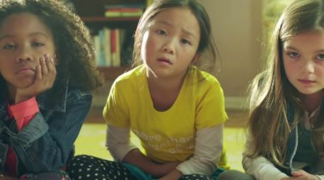 La compañía de juguetes GoldieBlox hace su propia versión de 'Girls' para promover juguetes de ingeniería para niñas. ESPECIAL /