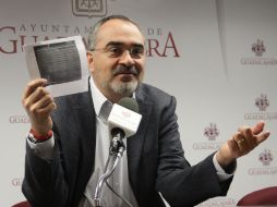 Salvador Caro presenta la fotografía de un recibo de honorarios. ESPECIAL /