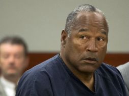 El exjugador de fútbol americano todavía se enfrenta a cuatro cargos por posesión de armas, y a dos cargos por asalto mortal. AP /