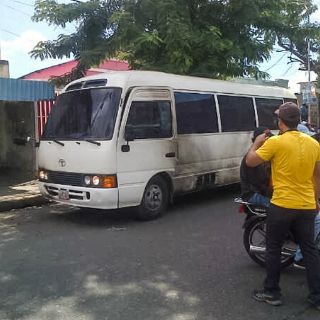 Atacan vehículo que trasladaba a Henrique Capriles
