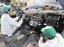 Presencia. Las automotrices dicen contratar a locales en todos los niveles. ESPECIAL /