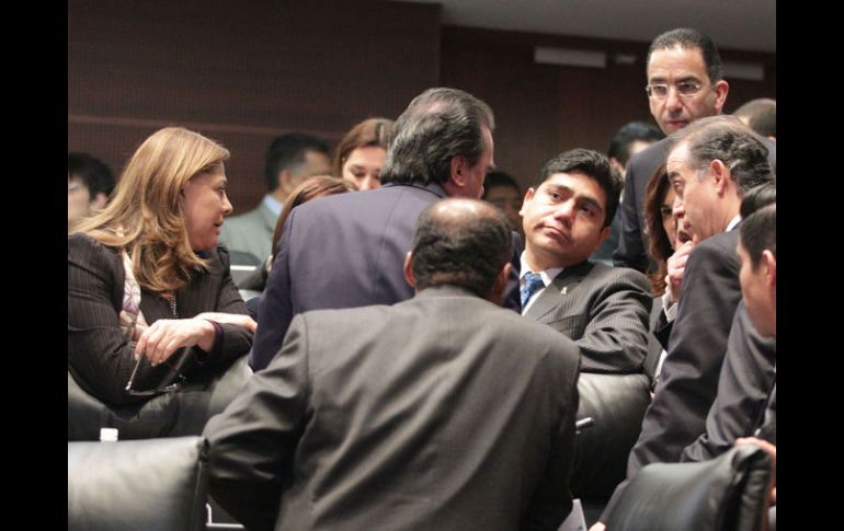 Durante una sesión de 12 horas, se desecharon por mayoría las 147 reservas que presentaron diversos grupos legislativos al proyecto. NTX /