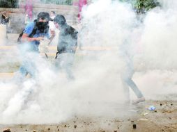 La Policía hondureña lanzó gases lacrimógenos contra cientos de estudiantes universitarios AFP /
