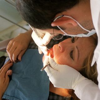 Sugieren atender repercusiones bucales por la menopausia