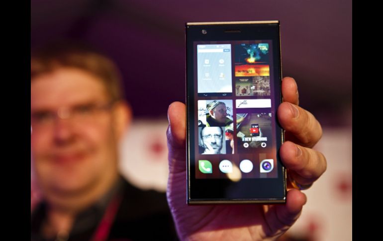 Jolla, es similar al Lumina de Nokia, incluye cámara 8 megapíxeles y soporta conexiones a internet 4G. AP /