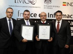 A nombre del gobernador, el coordinador general de Transparencia e Información Pública del Estado (2d.) recibió el reconocimiento. ESPECIAL /