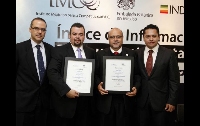 A nombre del gobernador, el coordinador general de Transparencia e Información Pública del Estado (2d.) recibió el reconocimiento. ESPECIAL /