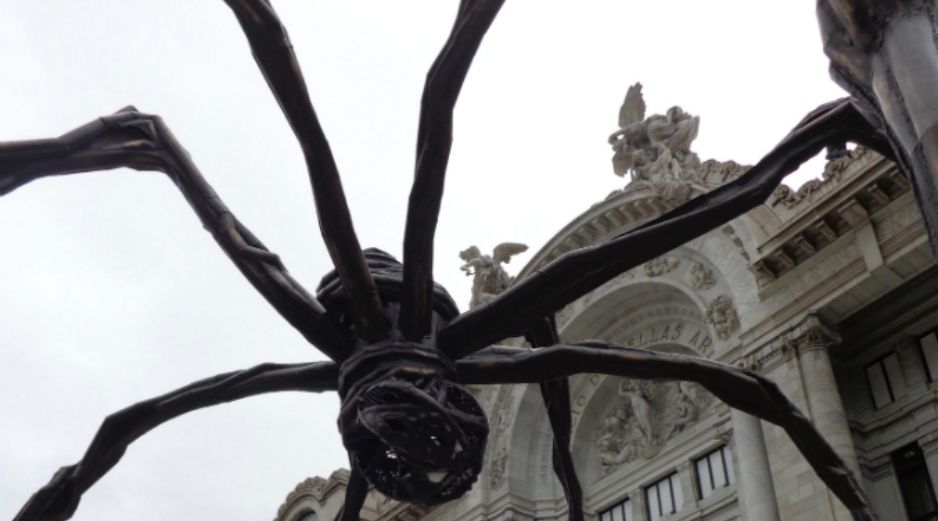 'Maman' una araña de bronce de 10 metros, forma parte de la exhibición de Bourgeois. EFE /