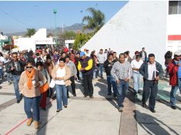 Maestros de la coordinadora salen de las instalaciones de la Secretaría de Educación estatal. NTX /