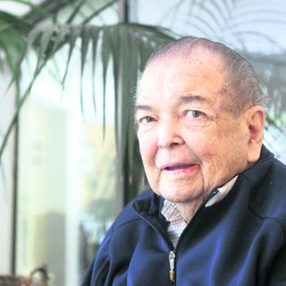 Develan placa de benefactores galardonados con el premio IJAS