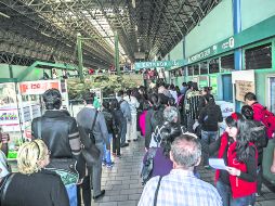 Periférico Sur. Usuarios del Tren Ligero hacen largas filas en espera de poder encontrar un lugar para llegar a sus destinos.  /