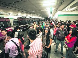 Andenes de la línea 1 por la mañana. El proyecto que debería servir para incrementar el número de vagones no termina de arrancar.  /