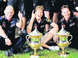 Adrian Newey (izq), Sebastian Vettel (centro) y Christian Horner (der) hacen un equipo que está marcando una época en el Gran Circo. AP /