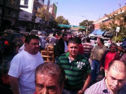 Se quejan de que los comerciantes informales no pagan impuestos y carecen de licencias del Ayuntamiento tapatío.  /