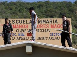 Los profesores van armados con varillas y palos, y armaron armas para lanzar cohetones. NTX /